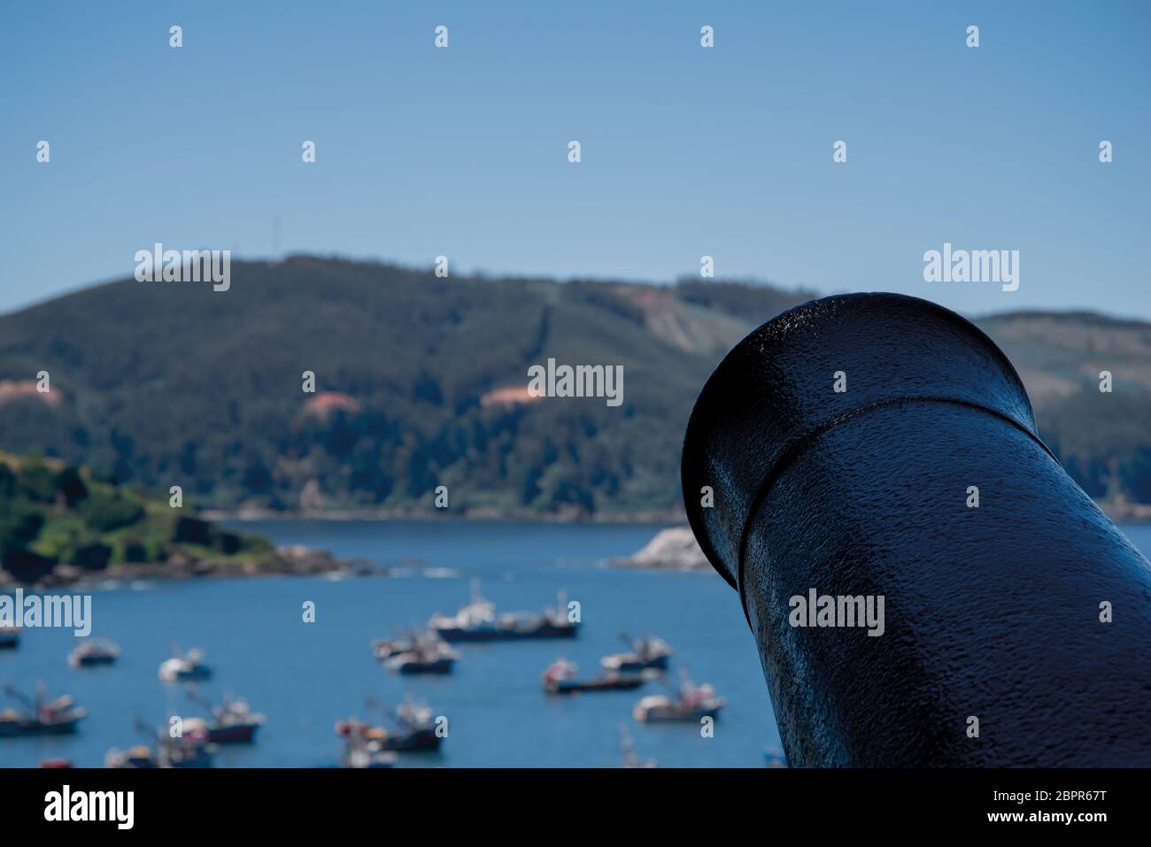 Blick von der Festung auf den Hafen von Lota, Südchile, Foto Stock