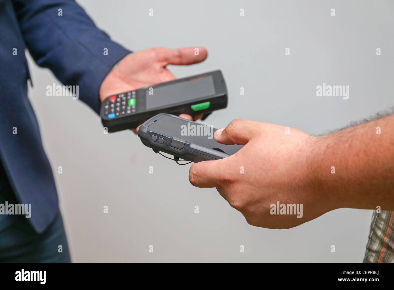 Due uomini di condivisione di computer portatili i dati Foto Stock