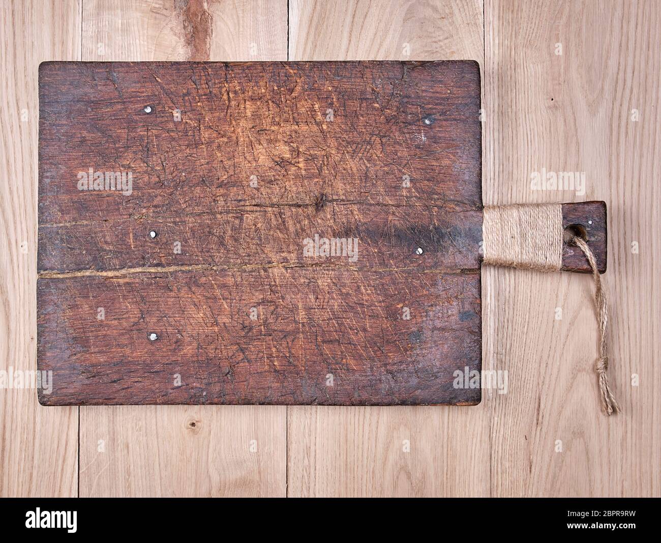 Tagliere quadrato in legno con maniglia in ferro arrugginito