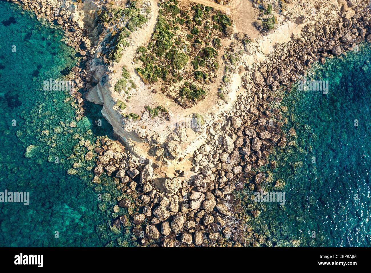 Vista aerea del mare, splendido sfondo mediterraneo. Montagne rocciose selvagge e acque azzurre chiare, colpo di drone. Foto Stock