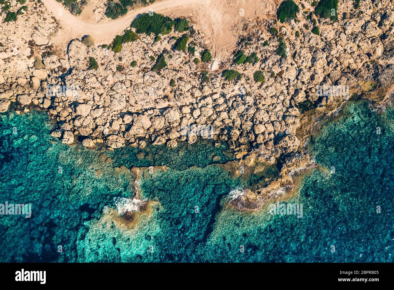 Vista aerea del mare, splendido sfondo mediterraneo. Montagne rocciose selvagge e acque azzurre chiare, colpo di drone. Foto Stock