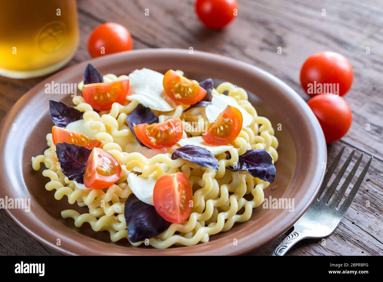 Fusilli lunghi con il formaggio e i pomodori ciliegia Foto Stock