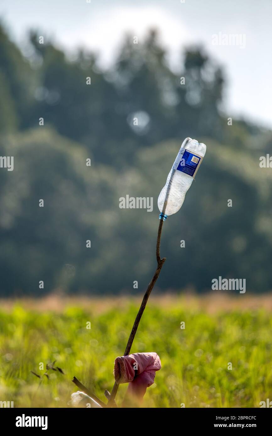 La bottiglia di plastica sul campo. Bottiglia di vetro o contenitore in plastica con un collo stretto, utilizzato per la memorizzazione di bevande o altri liquidi. Foto Stock