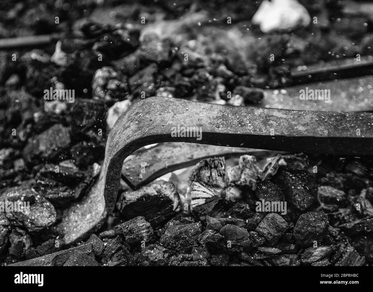 Il ferro incandescente in una vecchia fucina di metallo, industria dettaglio Foto Stock