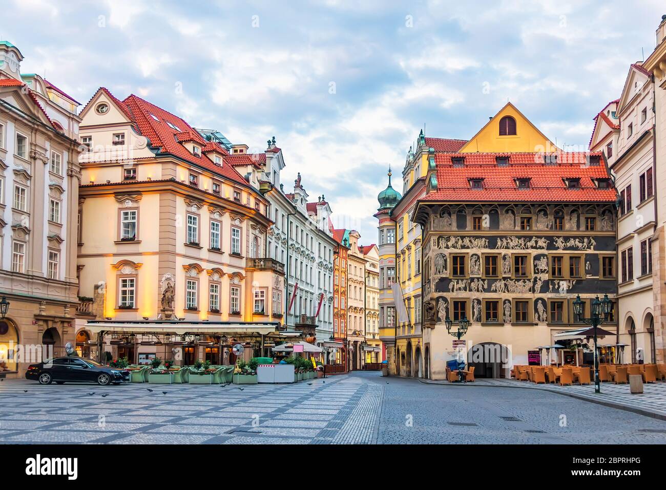 Ceco street nel centro di Praga vicino alla Piazza della Città Vecchia tra House al Golden Angel e Casa al minuto. Foto Stock