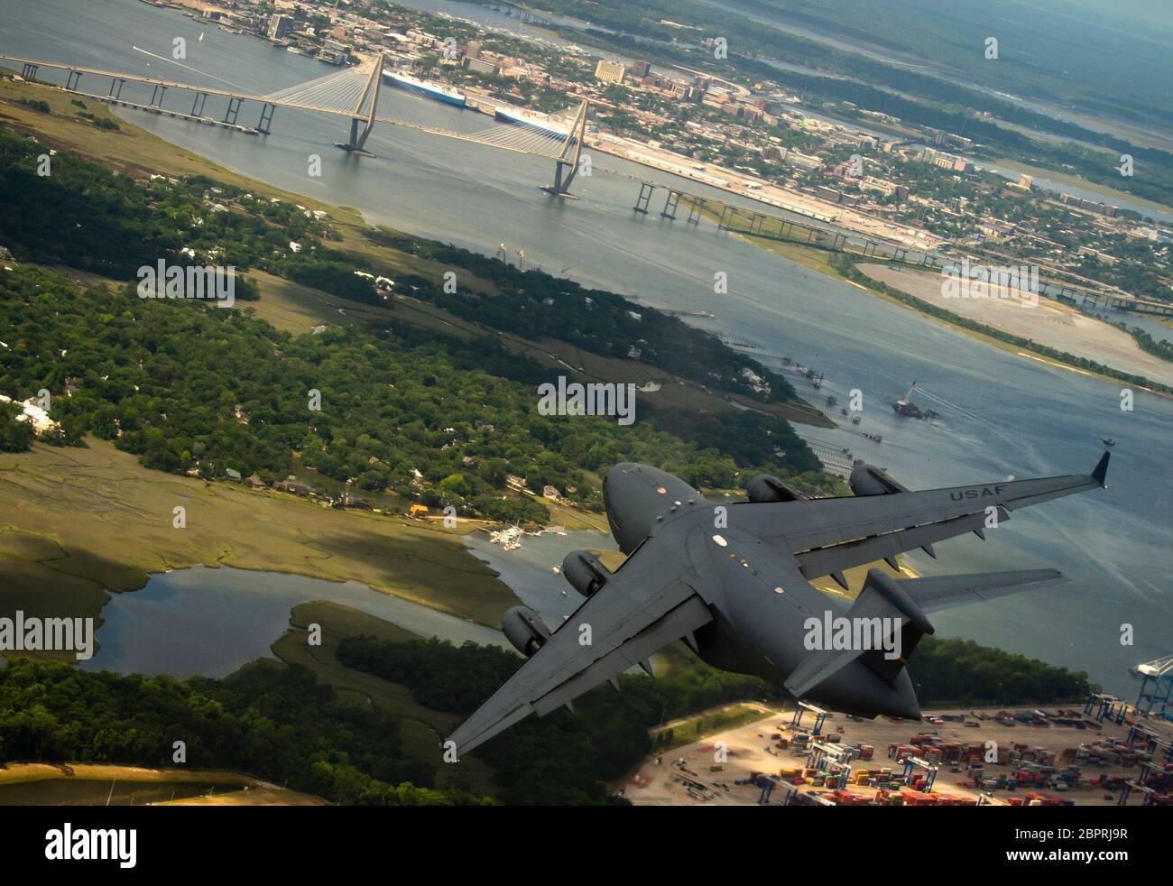 Un US Air Force C-17 Globemaster III assegnato alla 437 Airlift Wing conduce un volo di strutture mediche locali come parte DI FUNZIONAMENTO: AMERICA STRONG, 15 maggio 2020, sopra Charleston, Carolina del Sud. USA Air Force OPERATION: L'AMERICA STRONG è tenuto a salutare coloro che sono in prima linea della risposta COVID-19. (STATI UNITI Air Force foto di Airman First Class Duncan C. Bevan) Foto Stock