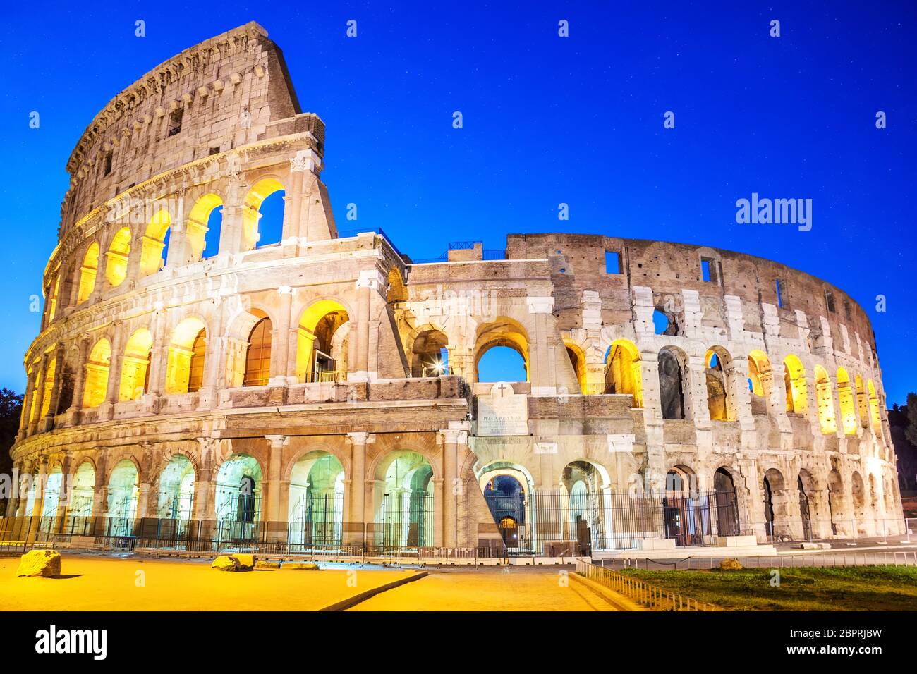 Il Colosseo di sera nelle luci sotto il cielo stellato, Roma, Italia, nessun popolo. Foto Stock