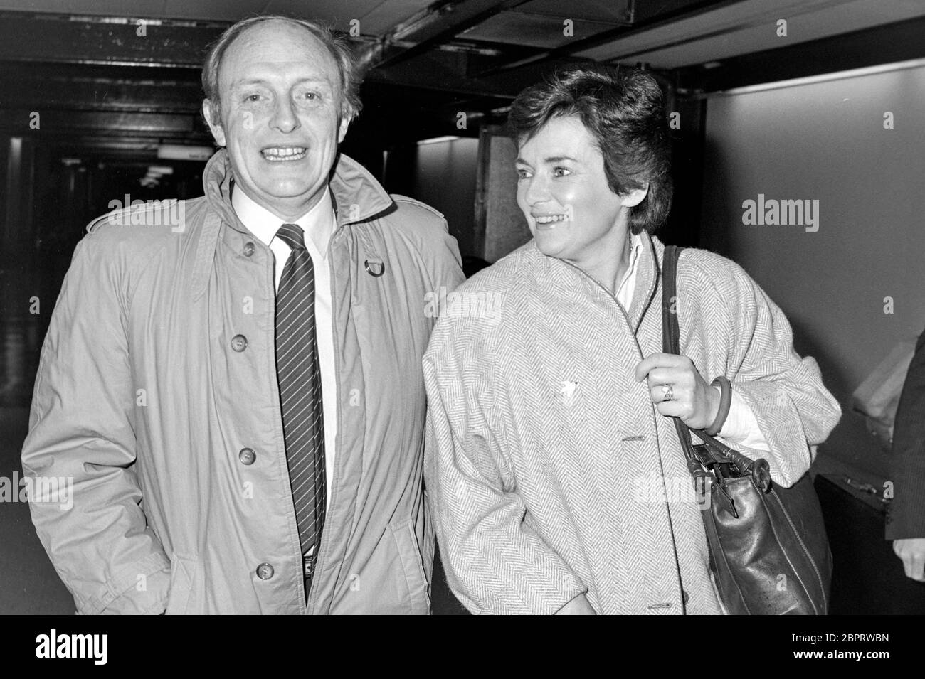 Il leader del lavoro Neil Kinnock e la moglie Glenys lasciano l'aeroporto di Heathrow a marzo 1984. Foto Stock