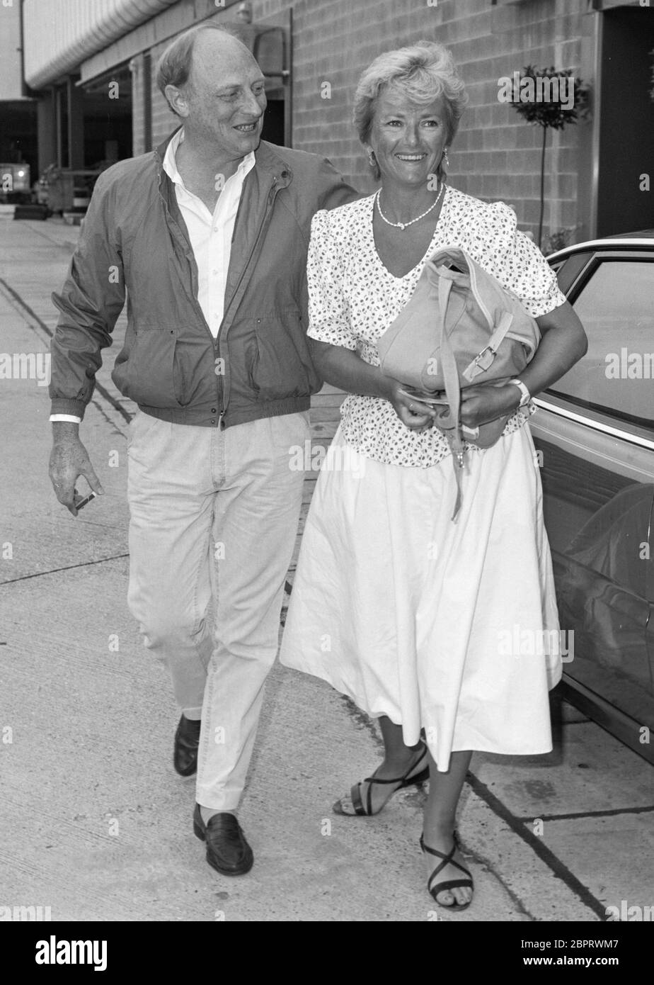 Il leader del lavoro Neil Kinnock e la moglie Glenys arrivano all'aeroporto di Heathrow di Londra nell'agosto 1987. Foto Stock