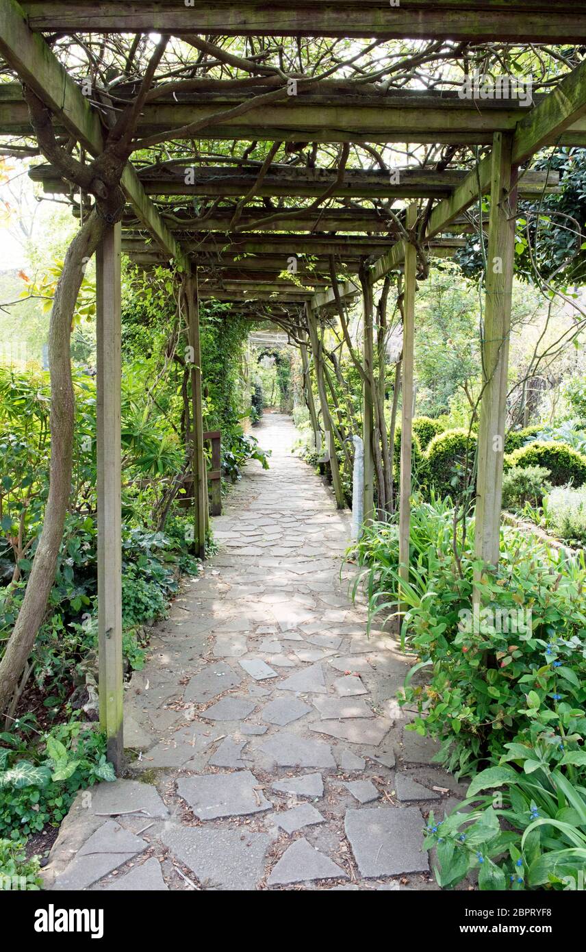 Pergola path, Culpeper Community Garden un giardino urbano nel comune di Londra di Islington Foto Stock