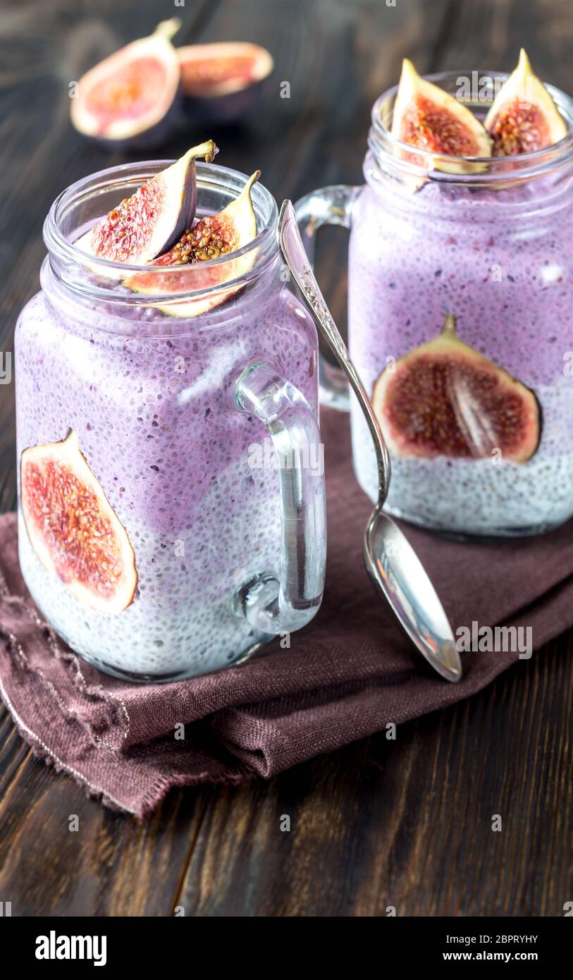 Semi di Chia budini con fette di fig Foto Stock