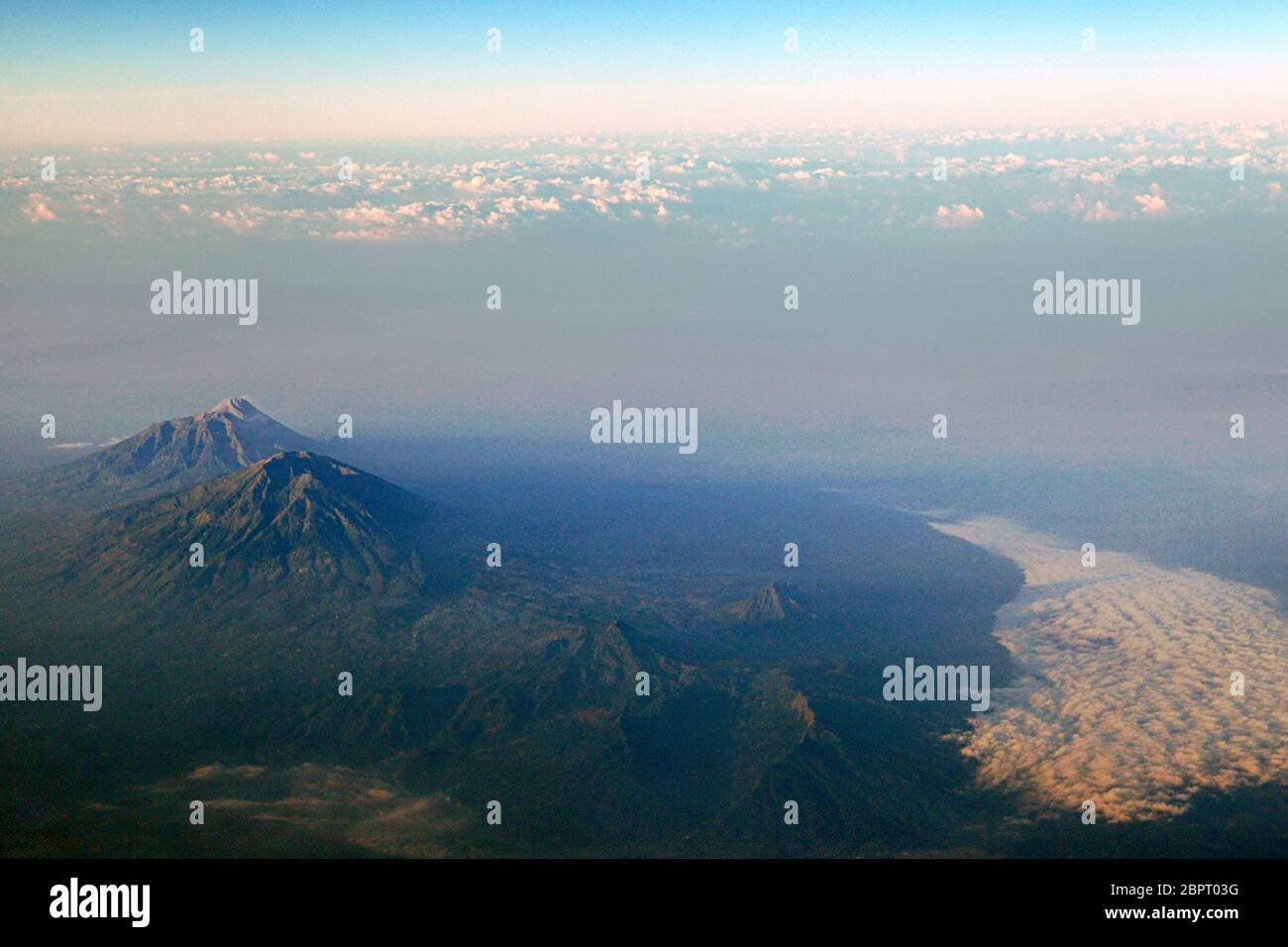 Monte Merbabu (fronte) e Monte Merapi (sfondo). Vista aerea da un volo. Foto di archivio. Provincia centrale di Giava, Indonesia. Foto Stock