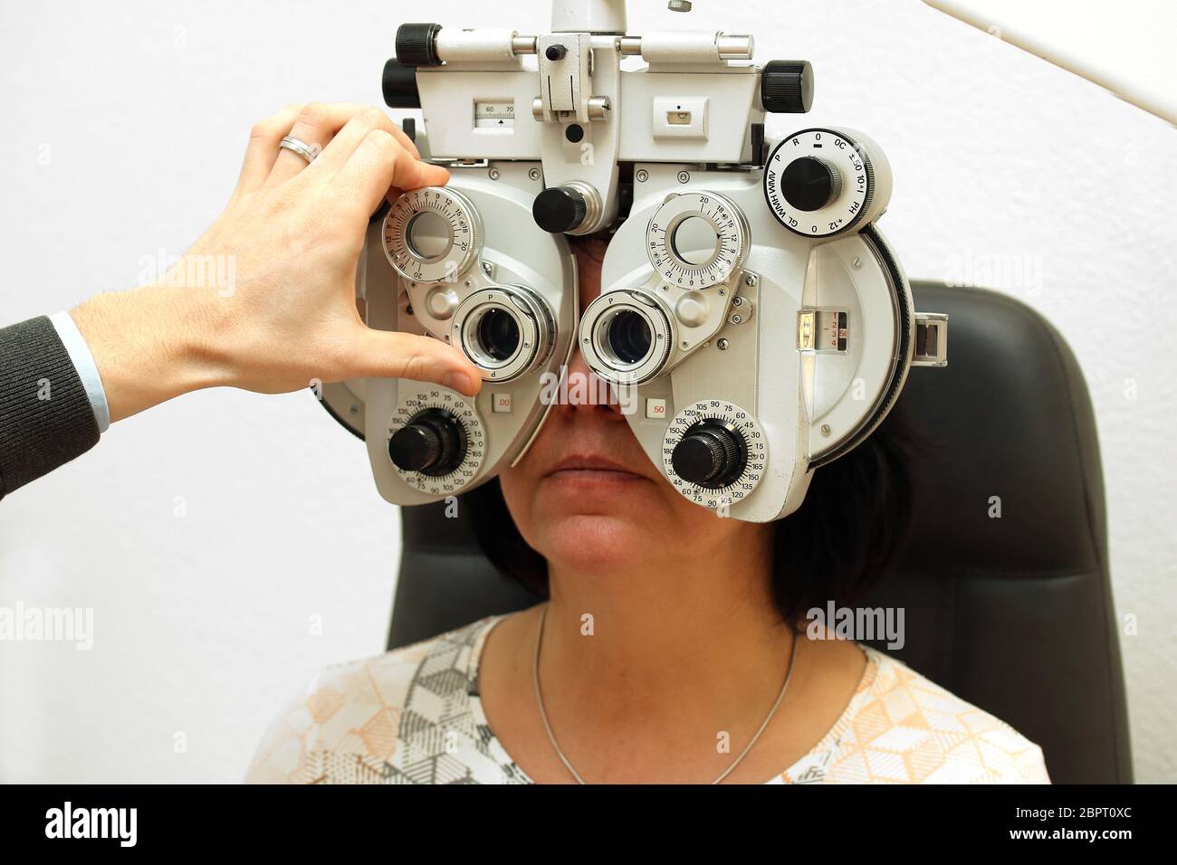 Frau beim Augenarzt Foto Stock