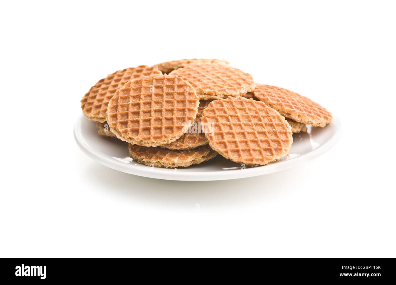 Dolce waffle biscotti isolati su sfondo bianco. Cialde olandese con caramello sulla piastra. Foto Stock