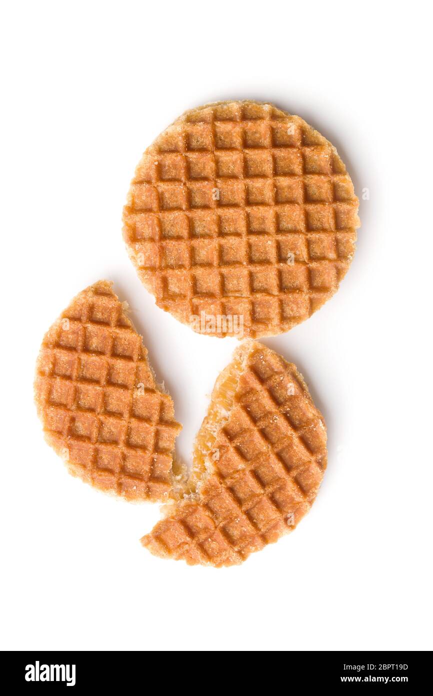 Dolce waffle biscotti isolati su sfondo bianco. Cialde olandese con caramello. Foto Stock