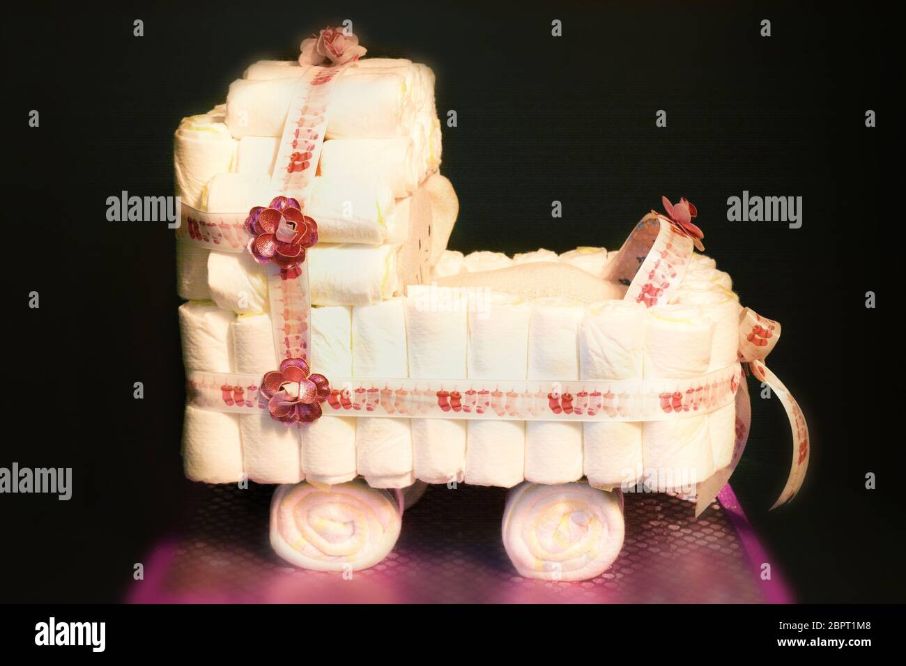 Concetto di regalo neonato. Torta di pannolini. Pannolini confezionati come  passeggino Foto stock - Alamy