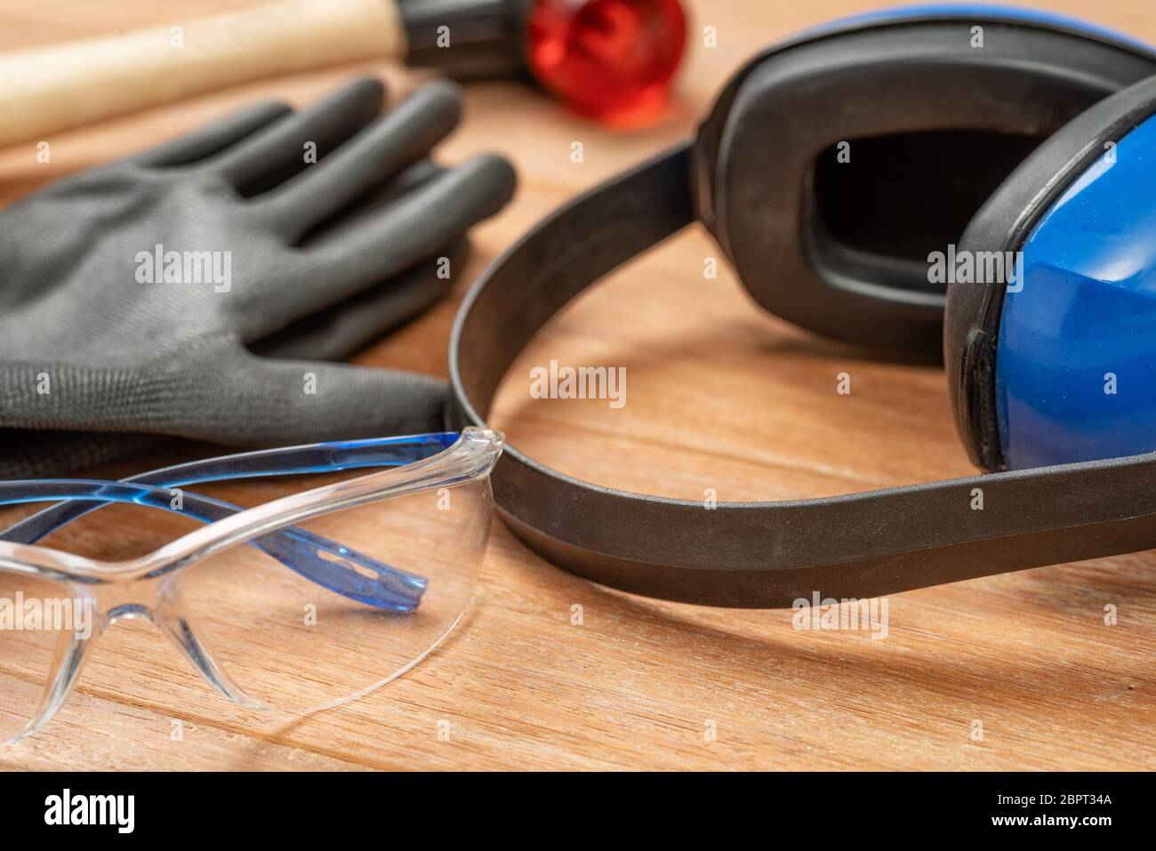 Equipaggiamento protettivo personale su un sfondo di legno Foto Stock