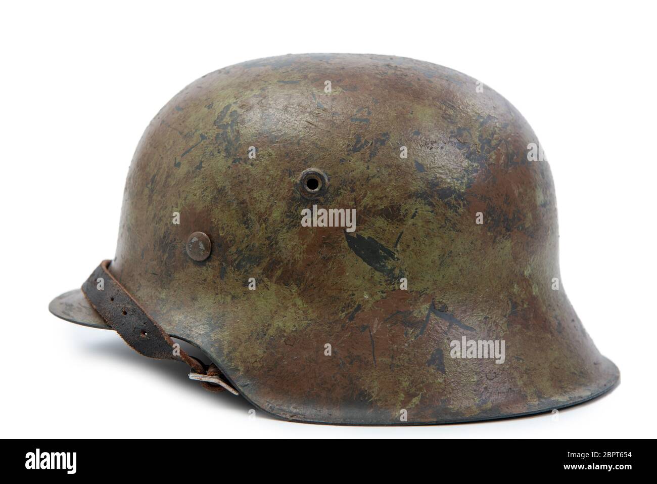 Il tedesco la Seconda Guerra Mondiale (Stahlhelm M1942) elmetto militare su  bianco Foto stock - Alamy