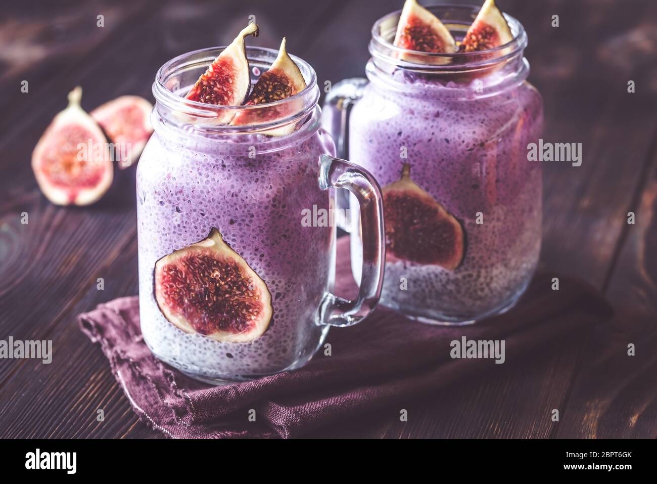 Semi di Chia budini con fette di fig Foto Stock