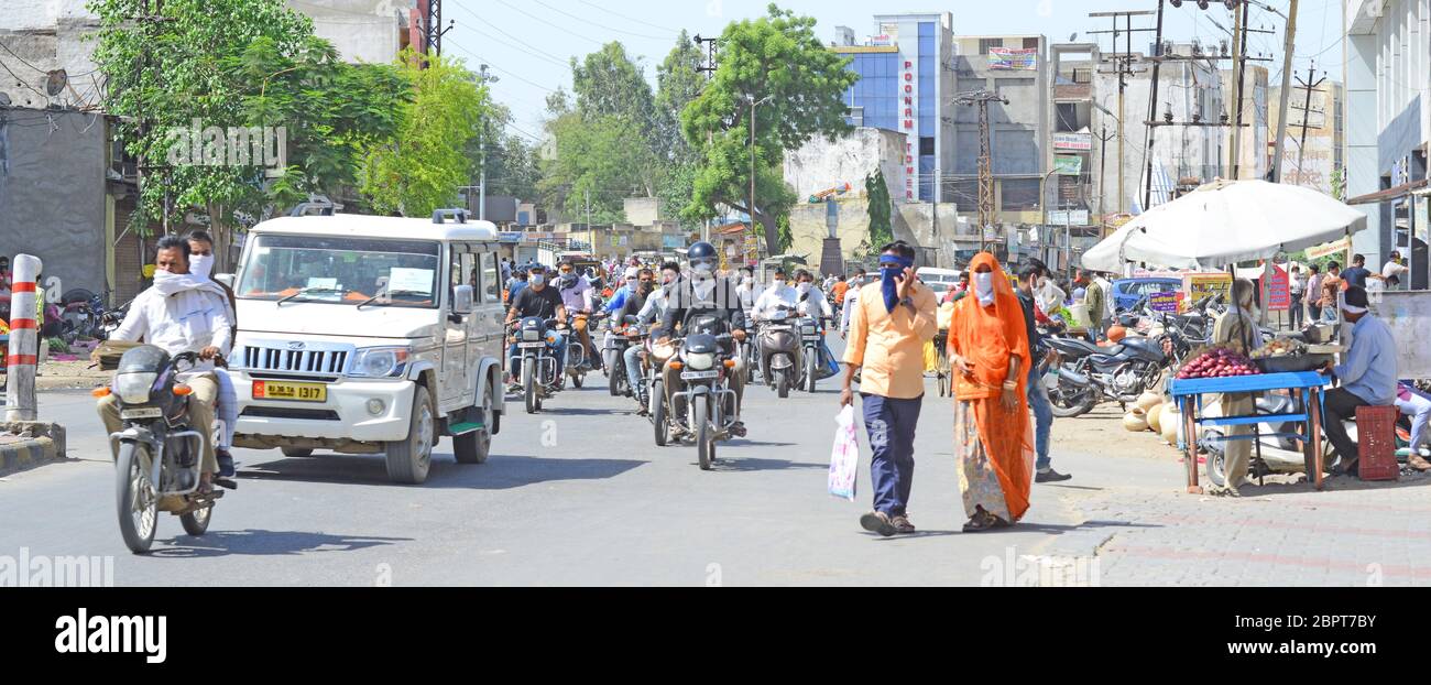 Beawar, India. 19 maggio 2020. I clienti attraversano il mercato principale dopo che il governo statale ha permesso di riaprire il mercato durante la quarta fase del blocco COVID-19 nazionale, a Beawar, Rajasthan. (Foto di Sumit Saraswat/Pacific Press) Credit: Pacific Press Agency/Alamy Live News Foto Stock