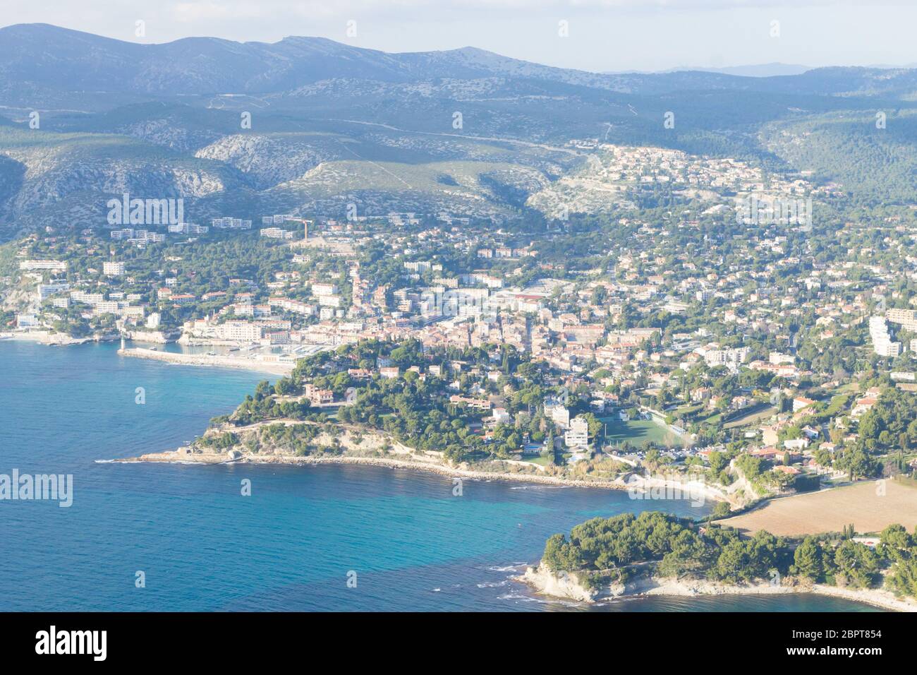 Cassis vista dal Capo Canaille top, Francia. Bellissimo paesaggio francese. Foto Stock