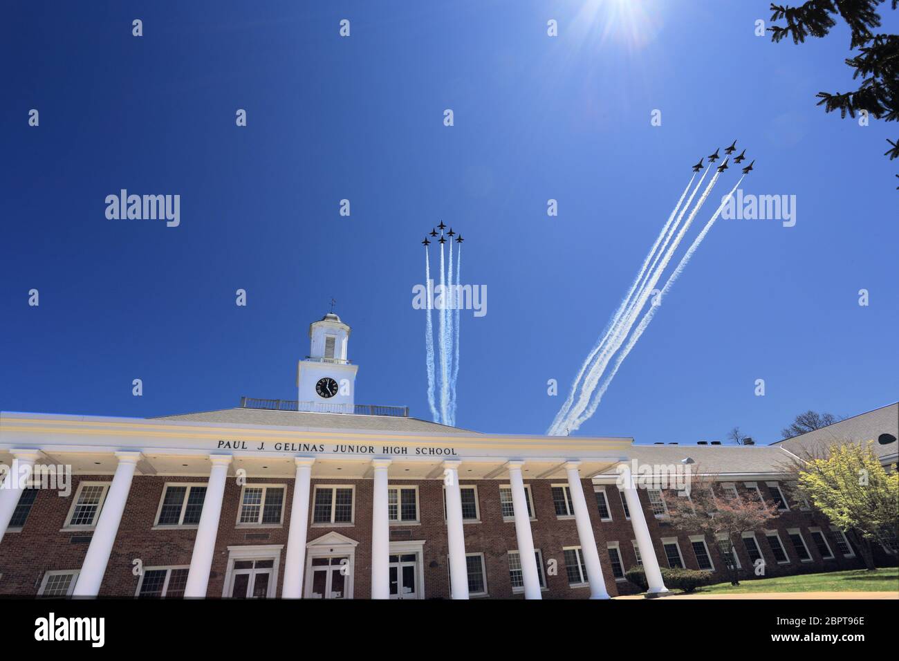 Gli Stati Uniti Air Force Thunderbirds e gli Stati Uniti Navy Blue Angels fanno volare su Setauket Long Island in onore del personale medico e primo res Foto Stock