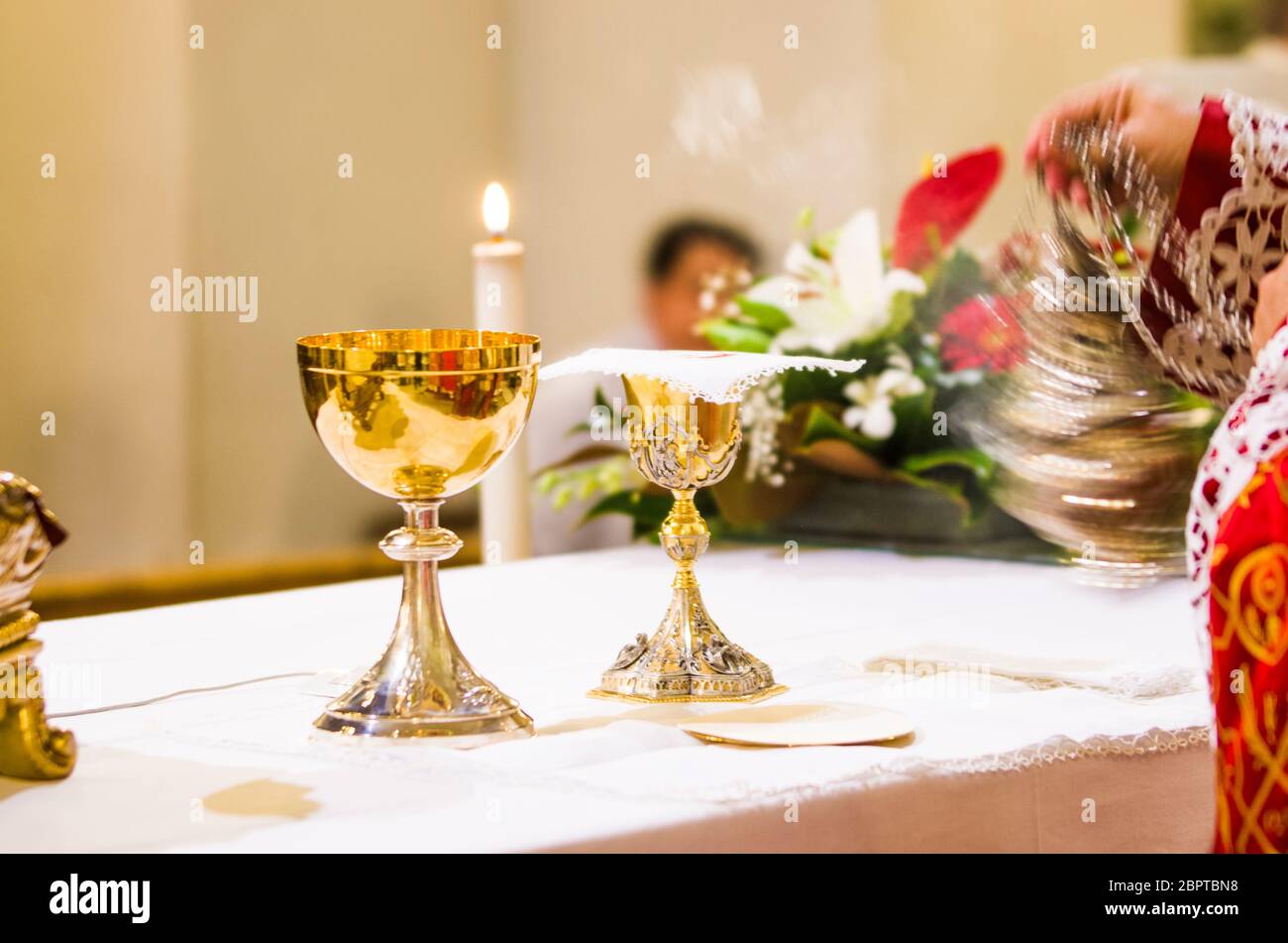 Calice con il vino, il sangue di Cristo e la pisside con host, il corpo di Cristo, pronto sull'altare della Santa Messa Foto Stock