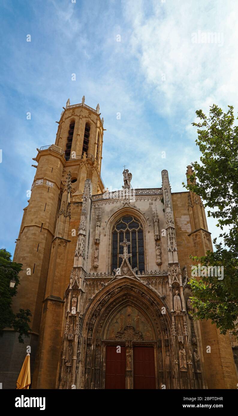 Vista frontale della famosa cattedrale di Aix del Santo Salvatore (Saint-Sauveur) in Aix-en-Provence, Francia meridionale, esso include il romanico, gotico e Neo-Got Foto Stock