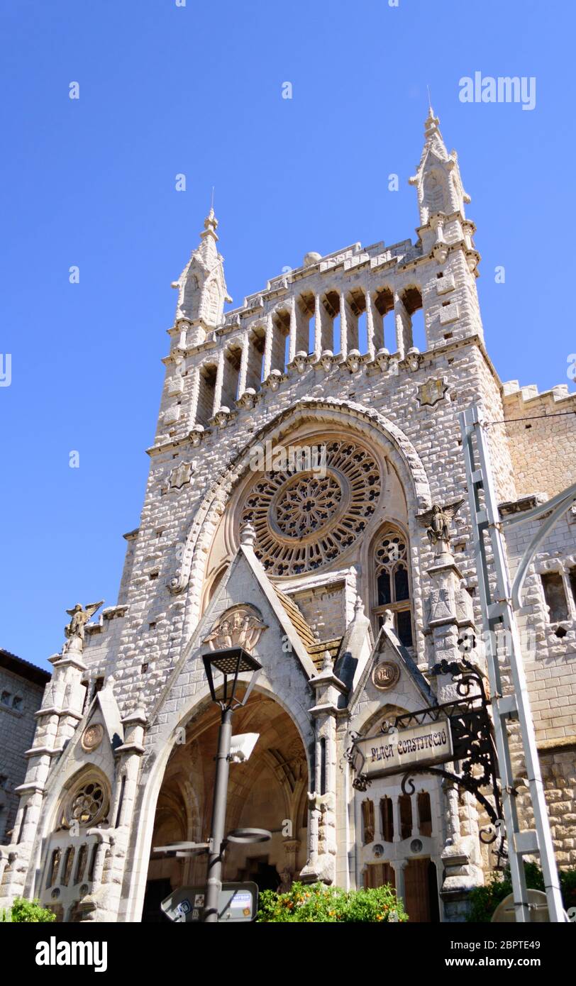 Soller, Spagna, 18 giugno 2019 - la Chiesa di San Bartomeu in una giornata di sole a Maiorca Foto Stock