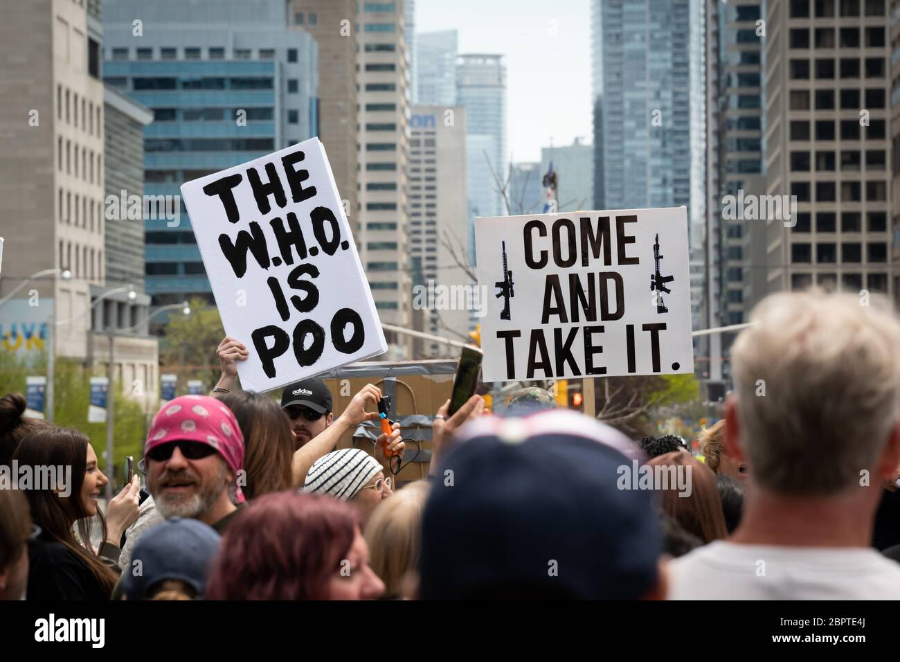 I manifestanti denunciano l'Organizzazione Mondiale della Sanità e il recente divieto di fucili d'assalto in Canada a una protesta contro la fine della chiusura della COVID-19 a Toronto. Foto Stock