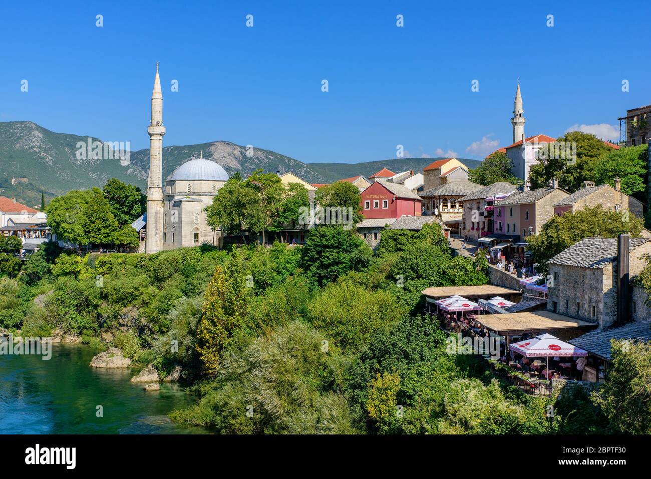 Città vecchia di Mostar e fiume Neretva in Bosnia Erzegovina Foto Stock