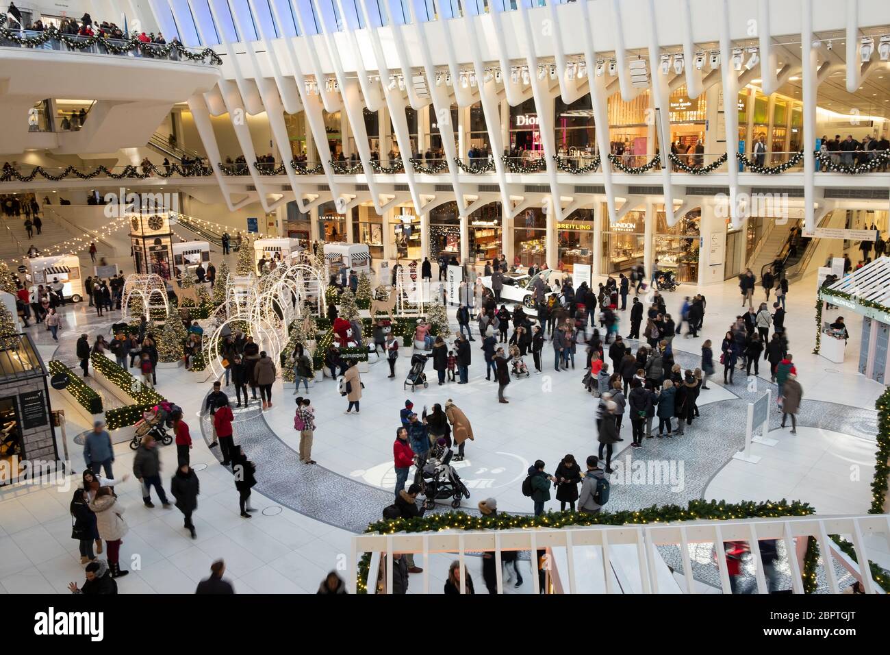 Durante il Natale, New York, USA, la folla di persone si trova al centro commerciale Westfield World Trade Center presso il World Trade Center Complex di Manhattan Foto Stock