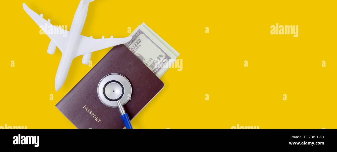 Stetoscopio su passaporto con banconota da dollaro per la salute di assistenza impatto aziendale da influenza covid-19, finanziaria e crisi economica di coronavirus, epiide Foto Stock
