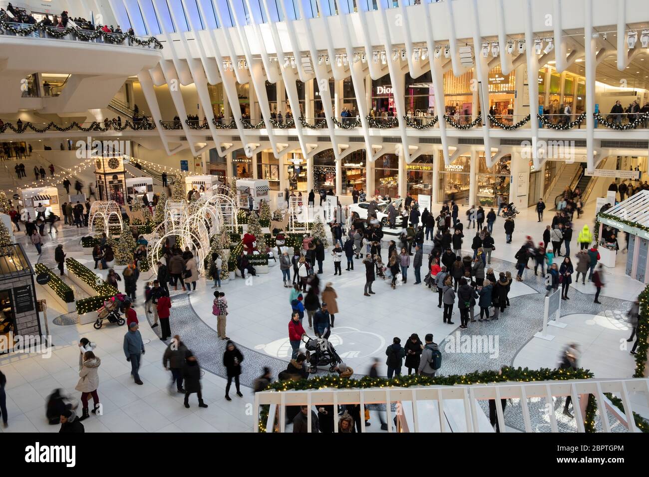 Durante il Natale, New York, USA, la folla di persone si trova al centro commerciale Westfield World Trade Center presso il World Trade Center Complex di Manhattan Foto Stock
