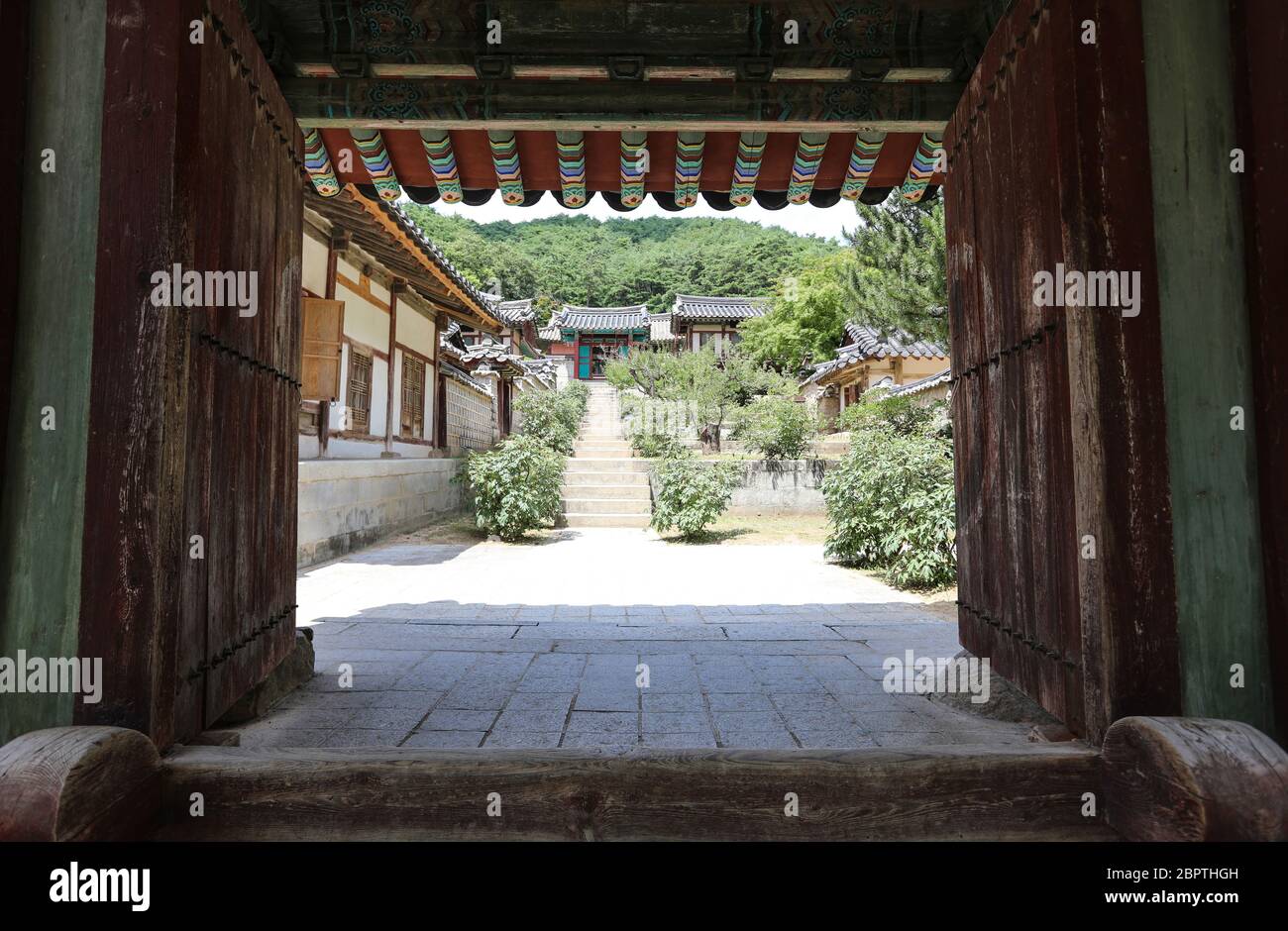 Vista interna che si affaccia sul cancello anteriore della casa tradizionale coreana. Foto Stock