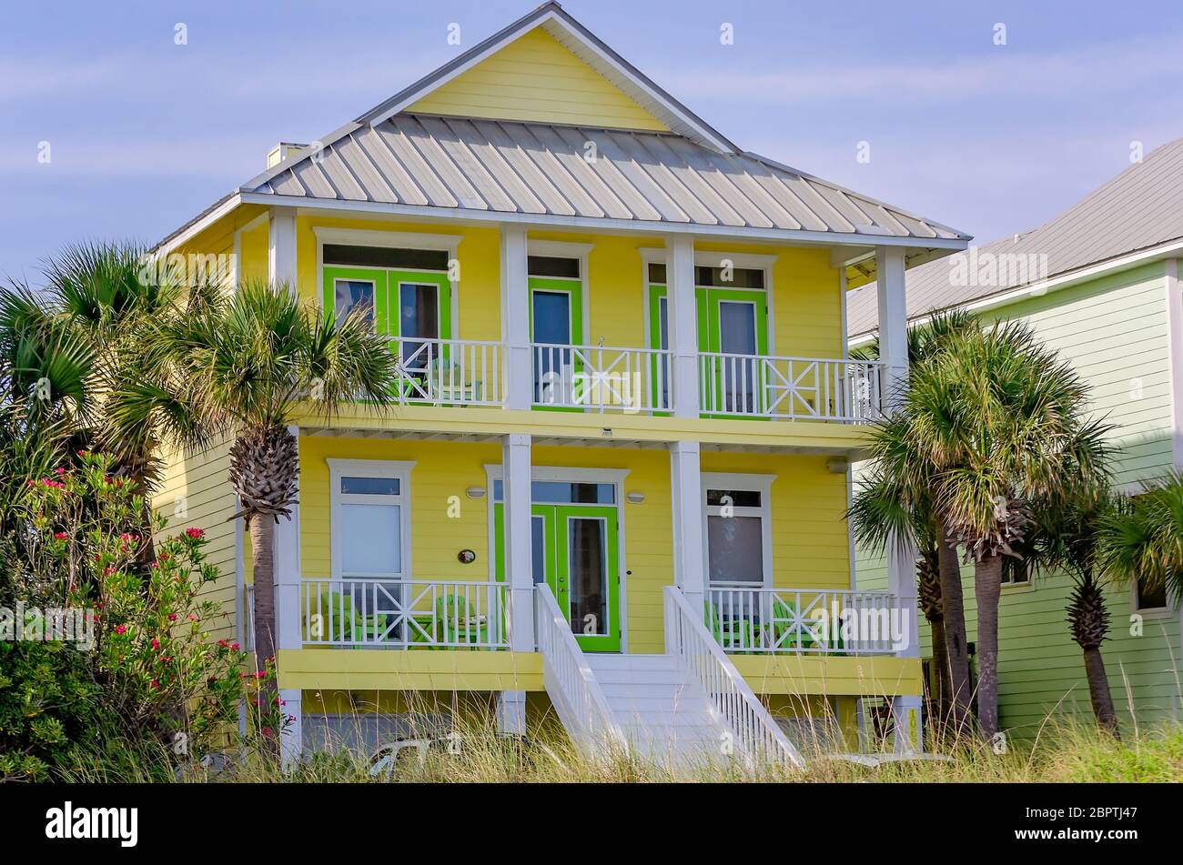 Una casa vacanze, tipica della moderna architettura costiera, offre la vicinanza a Pensacola Beach, 16 maggio 2020, a Gulf Breeze, Florida. Foto Stock