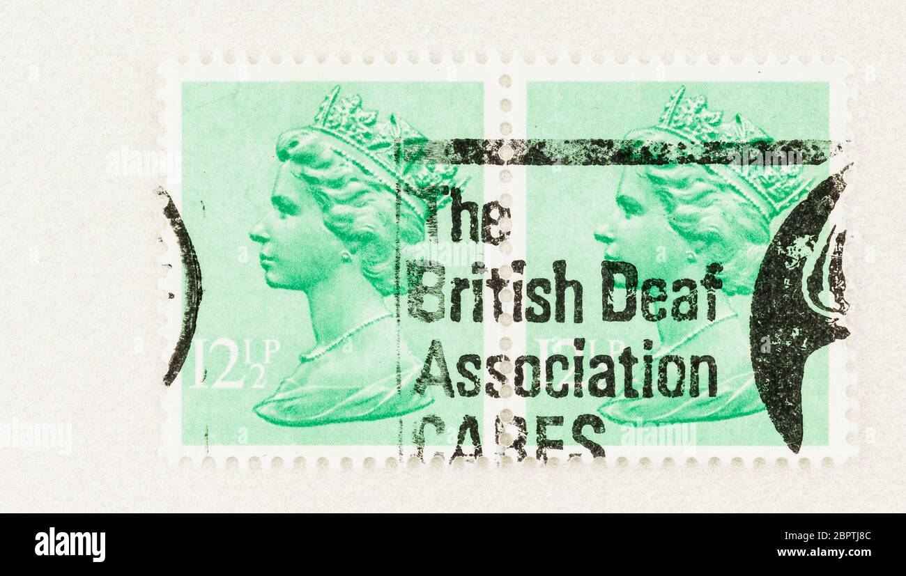 SEATTLE WASHINGTON - 18 maggio 2020: Primo piano del francobollo britannico con il marchio "The British Deaf Association Cares". N. Scott MH 81 Foto Stock