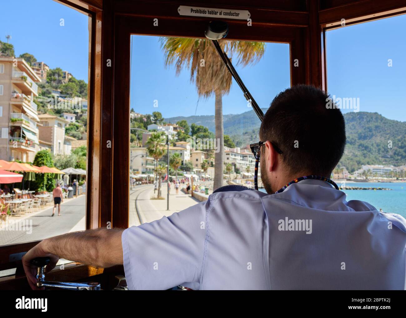Maiorca, Spagna 18 giugno 2019 - la vista dal sedile del conducente sul tram antico a Port de Soller, una popolare destinazione turistica sulla costa Foto Stock