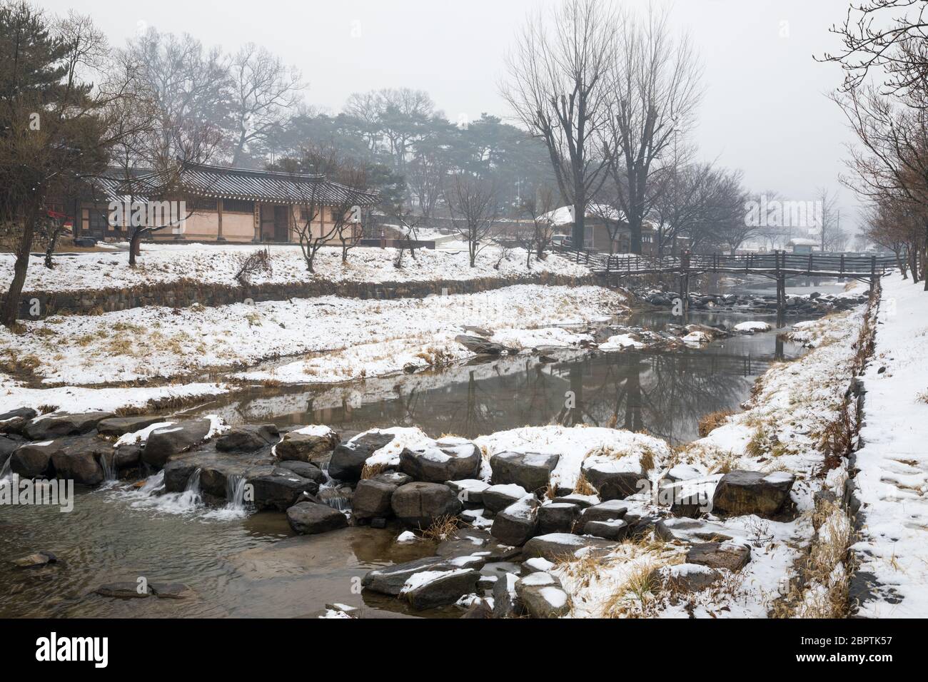 Inverno in Corea, paesaggio villaggio tradizionale nevoso. Oeam Folk Village traduzione cinese. Foto Stock