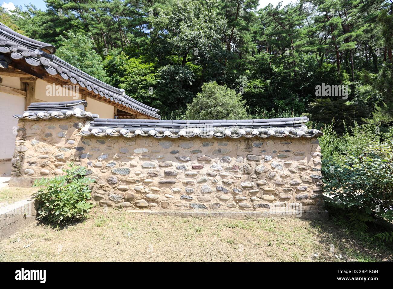 Muro di pietra di casa tradizionale coreana. Foto Stock