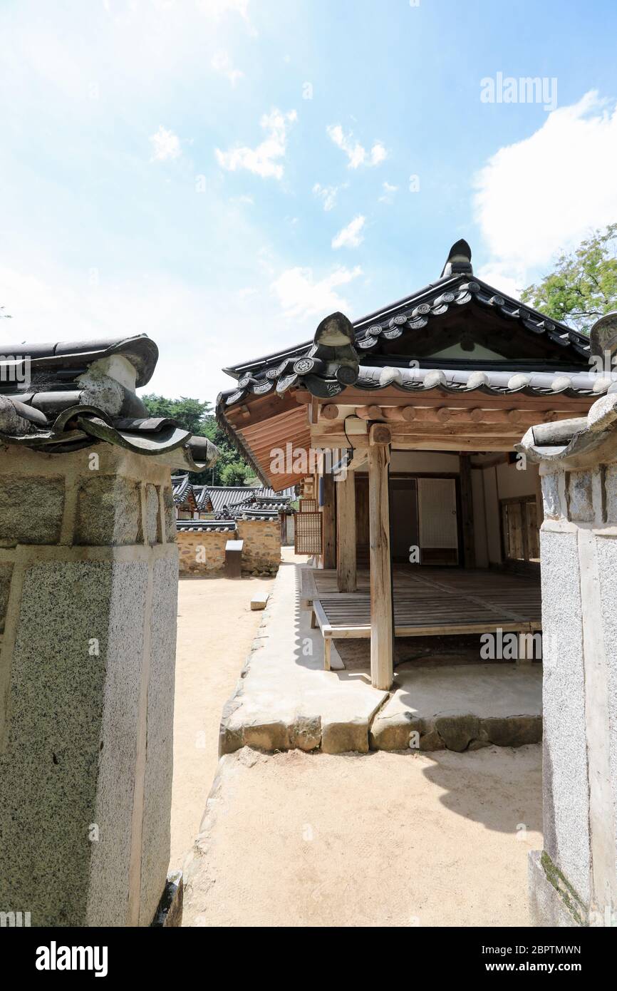 Tradizionali case coreane tra le recinzioni. Foto Stock
