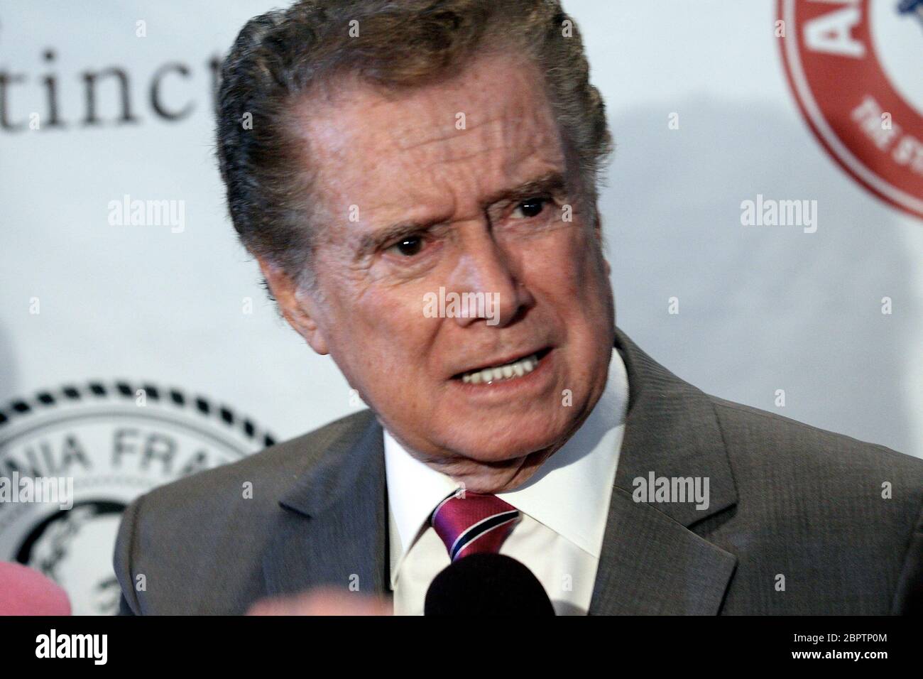 New York, NY, Stati Uniti. 16 maggio 2012. Regis Philbin al Friars Club Salute a Betty White allo Sheraton New York Hotel & Towers. Credit: Marco, Alamy Foto Stock