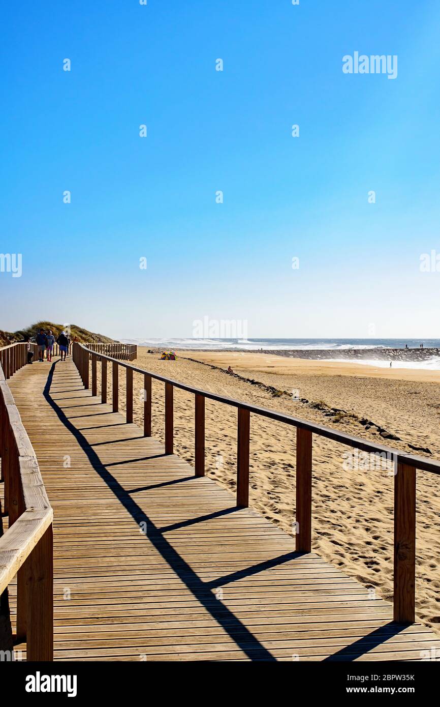 Passeggiata sul lungomare e spiaggia a Praia da Costa Nova, Portogallo. Foto Stock