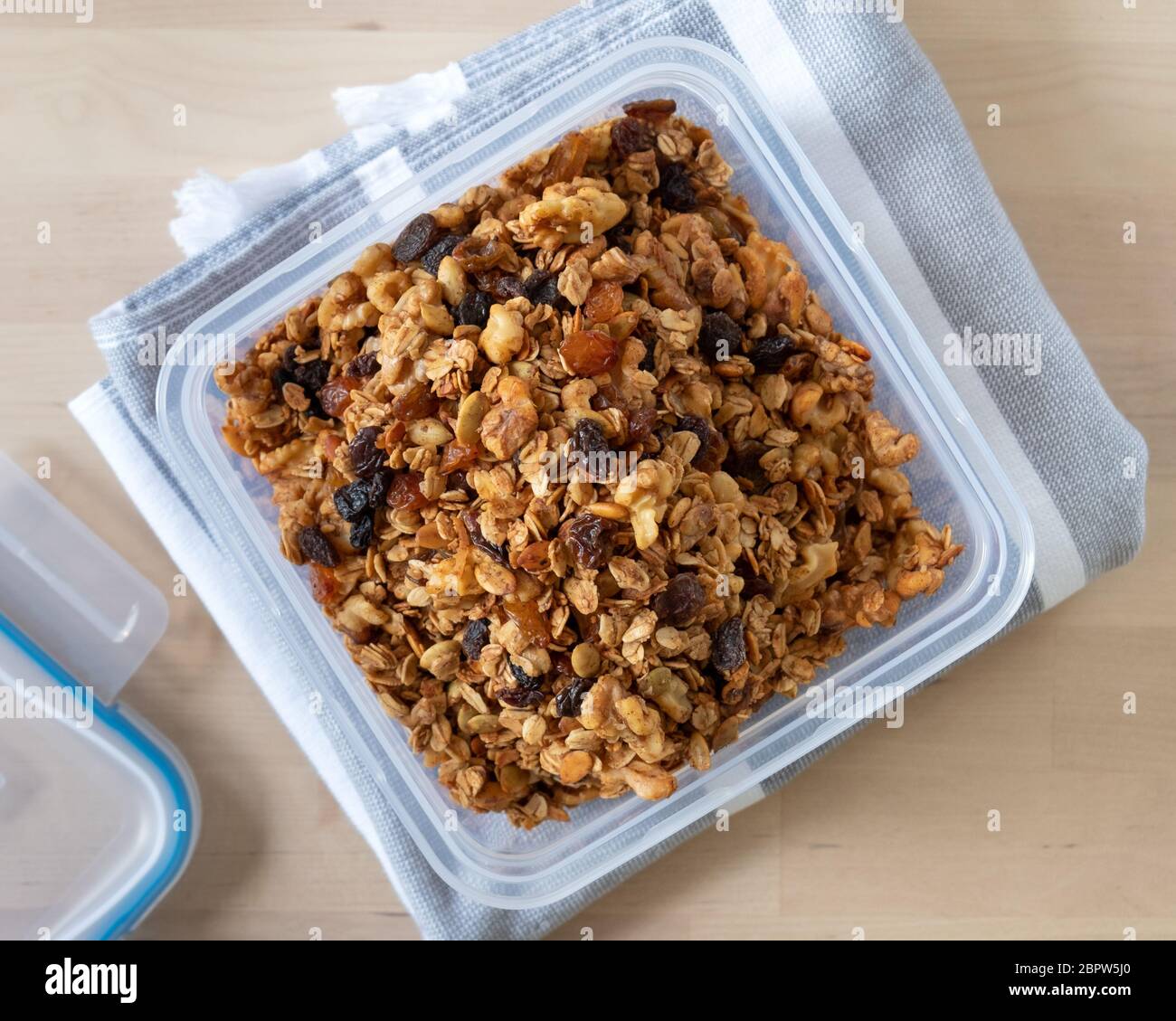 Cereali di granola con avena, semi di zucca, noci e uvetta Foto Stock