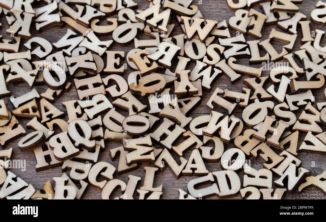 Lettere in legno su sfondo in legno. Alfabeto inglese. Foto Stock