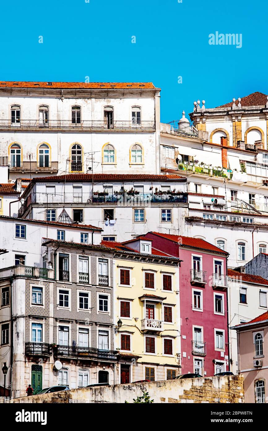 Edifici in collina a Coimbra, Portogallo Foto Stock