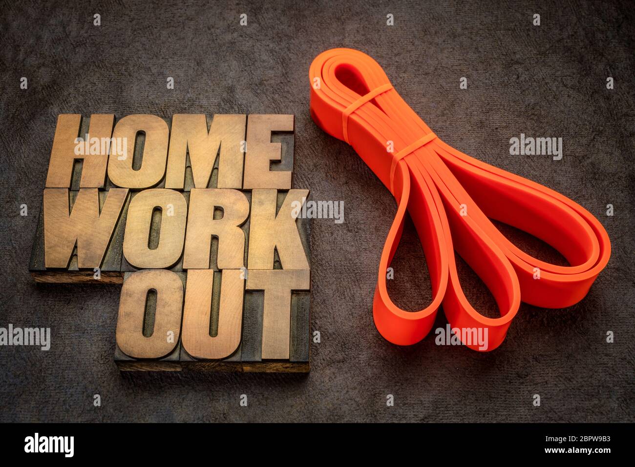 home workout and fitness concept - parola astratta in legno di letterpress vintage tipo a banda di resistenza Foto Stock