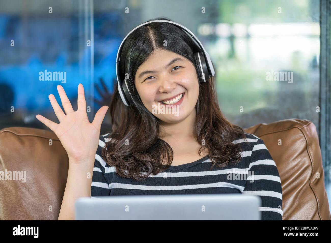 Donna asiatica d'affari che sventola la mano per dire ciao quando fa la videochiamata ad un amico con la presa sociale, sorridente femmina che prende video blog di registrazione vlo Foto Stock Donna asiatica d'affari che sventola la mano per dire ciao quando fa la videochiamata ad un amico con la presa sociale, sorridente femmina che prende video blog di registrazione vlo Foto Stock