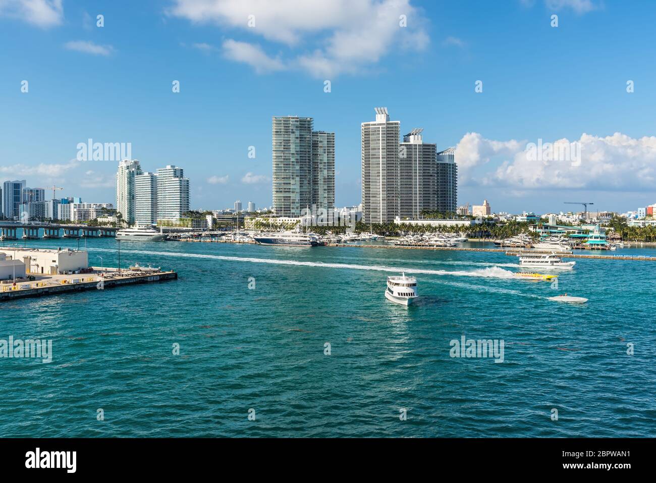 Miami, FL, Stati Uniti - 28 Aprile 2019: Lussuosi e alti condomini che si affacciano sul traffico delle barche sulla Florida Intra-Coastal Waterway (Meloy Channel Foto Stock