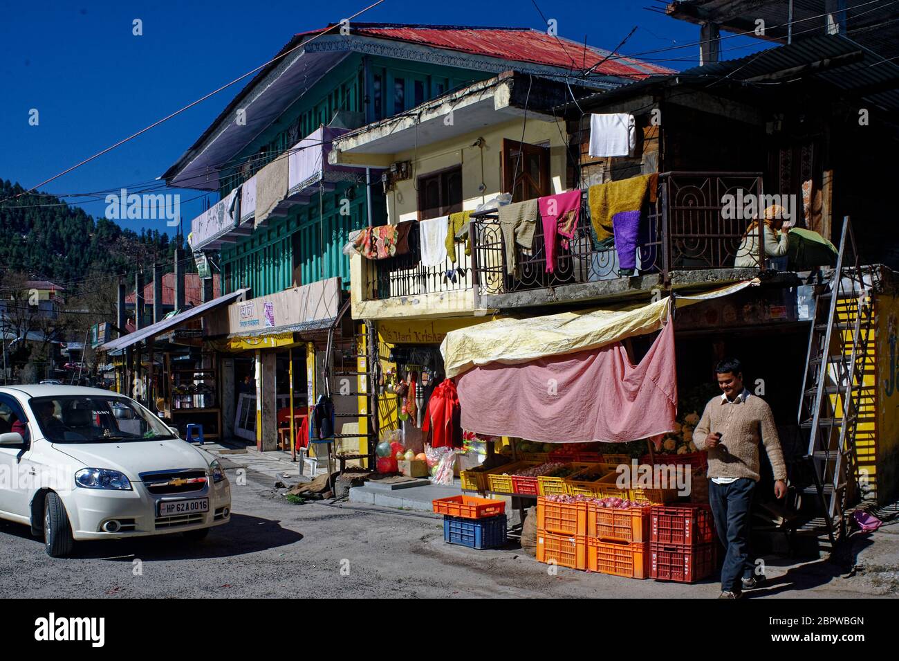 Negozi e case sulla strada del mercato di Sarahan Foto Stock